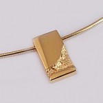 H8 - Schitterend gouden hanger met kontrast tussen ruw en glad oppervlak 1926×1153
