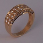 D10 - Deze ring heb ik naar eigen ontwerp gemaakt, uitgevoerd met in totaal 30 diamantjes