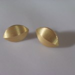 O6 - Design oorbellen, gemaakt in 14 karaat geelgoud,eventueel bijpassende hanger leverbaar