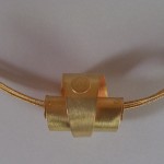 H6 - Speelse 18 karaat gouden juweel,past heel goed bij gewikkelde ring D3