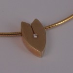 H5 - Prachtig abstract hartje, uitgevoerd met diamant,met Omega collier, ook leverbaar in witgoud 1926×1153