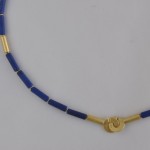 C8 - Juweel, uitgevoerd met Lapis Lazuli, 18 karaat geelgouden slot en tussenschakels