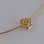 H2 - Lief gouden roosje met Omega collier, bijpassende oorbellen leverbaar, zie O3