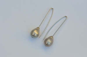 Zilveren lange oorbellen (ca 4,5 cm) met barok druppelvormige grijze zoetwaterparel